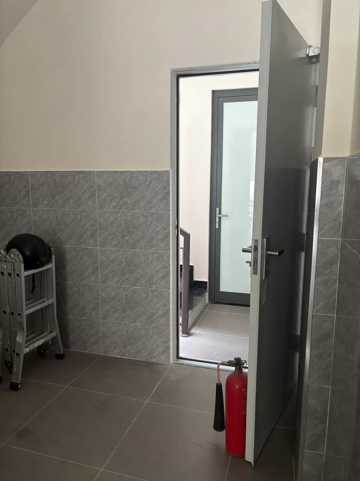 Cửa chống cháy một cánh lắp tại khu vực kỹ thuật nhà xưởng